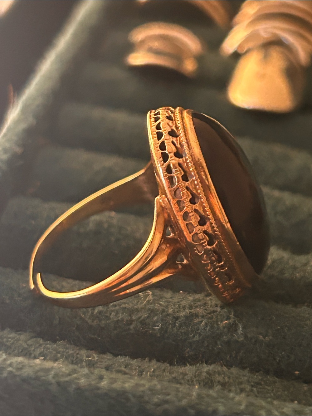 Antique 10k (stamped) yellow gold and onyx stone ring - adjustable - Picture 8 of 9